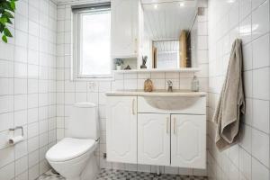 Et badeværelse på LF0027-Thyholm-Sondbjerg-Strandvej-27 + 14 billeder