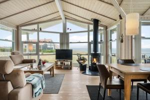 ein Wohnzimmer mit Sofa und Kamin in der Unterkunft LF12183 Vinderup - Åvej 28 in Vinderup