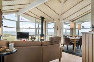 ein Wohnzimmer mit Couch und ein Esszimmer in der Unterkunft LF12183 Vinderup - Åvej 28 in Vinderup