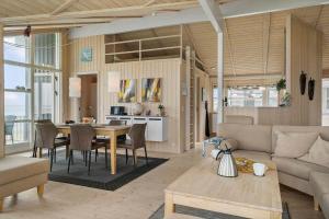 ein Wohnzimmer mit Sofa und Tisch in der Unterkunft LF12183 Vinderup - Åvej 28 in Vinderup