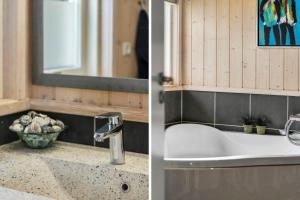 ein Badezimmer mit Waschbecken und Spiegel in der Unterkunft LF12183 Vinderup - Åvej 28 in Vinderup + 25 Fotos