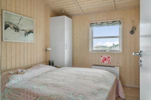 ein Schlafzimmer mit einem Bett und einem Fenster in der Unterkunft LF12183 Vinderup - Åvej 28 in Vinderup