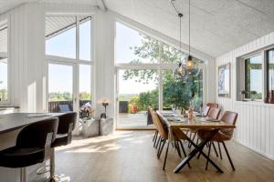 een keuken en eetkamer met een tafel en stoelen bij LF11106-Struer-Slugten-6 in Humlum