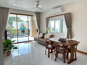 un salon avec une table et un canapé dans l'établissement Sunsea Resort, à Baan Khai