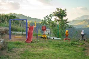 een groep speeltoestellen voor kinderen in een veld bij Windy Cove by bukroom in Pīrmed
