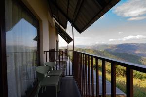 een balkon met stoelen en uitzicht op de bergen bij Windy Cove by bukroom in Pīrmed
