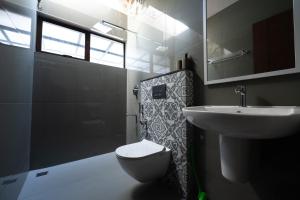 een badkamer met toilet en wastafel bij Windy Cove by bukroom in Pīrmed +57 foto's