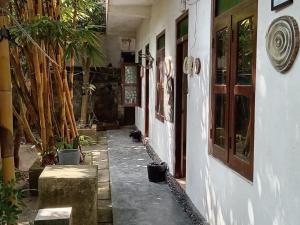 een hal van een huis met planten en een deur bij Surf Kin Garden Inn in Weligama