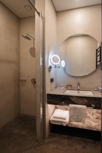 乌拉尔斯克West Plaza Hotel的浴室里有洗手池和镜子