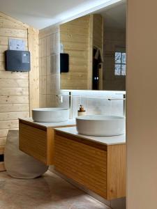 Et badeværelse på Haus Monterosa + 39 billeder