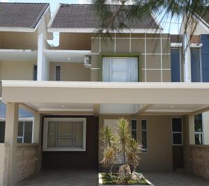 una grande casa con un vialetto d'accesso davanti di Danka Taman Golf Residence a Kangboi