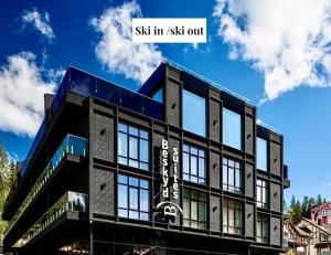 een zwart gebouw met de woorden 'zes erin, zes eruit' bij Beskyd Suites in Boekovel