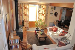 een woonkamer met een bank en een open haard bij Les Terrasses de Daglan in Daglan +5 foto's