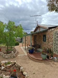 墨累桥A La Folly The Retreat的石头房子,设有庭院和花园