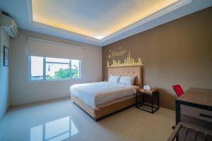una camera con letto king-size e finestra di Danka Taman Golf Residence a Kangboi