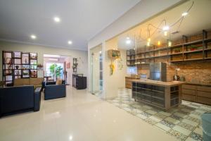 una hall di un negozio con divano e tavolo di Danka Taman Golf Residence a Kangboi