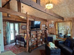 墨累桥A La Folly The Retreat的客厅里有一张沙发和一台电视