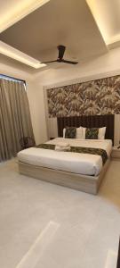 une chambre avec deux lits dans une pièce dans l'établissement sunrise home stay, à Agra 2 autres photos