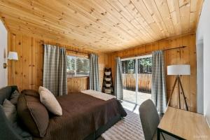 ein Schlafzimmer mit einem Bett und einer Holzdecke in der Unterkunft 3300 Cape Horn home in Bijou + 10 Fotos