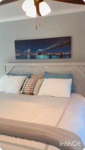 奥尔巴尼Pamoyo Place的一间卧室配有一张床,享有桥梁的景色