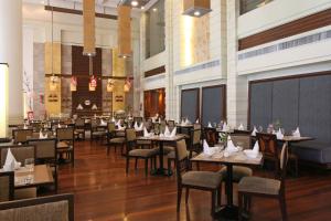 een eetkamer met tafels en stoelen bij The Imperial Hotel & Convention Centre Korat in Nakhon Ratchasima