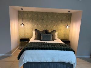 une chambre avec un grand lit avec deux lampes dans l'établissement Luxe Stay Somerset West 4, à Somerset West