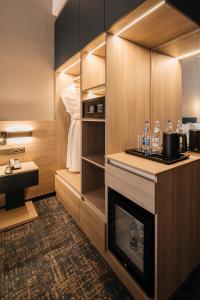 乌拉尔斯克West Plaza Hotel的一间带炉灶的厨房和一个壁炉。