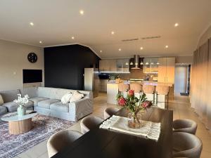 un salon avec un canapé et une table dans l'établissement Luxe Stay Somerset West 4, à Somerset West