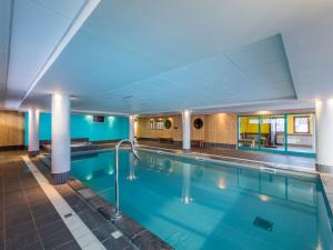 uma grande piscina num quarto de hotel em Noemys Deneb em Risoul