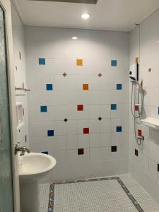 een badkamer met een wastafel en een douche bij Sukkeehouse in Ko Larn