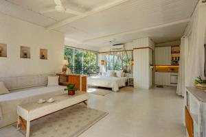 Großes Zimmer mit 2 Betten und einem Wohnzimmer in der Unterkunft Kenwood's Farmstay - 6bhk with private pool in Zadapoli + 82 Fotos