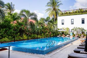 贡布Onederz Kampot的建筑物前的游泳池