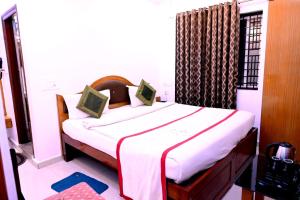 a bedroom with a large bed in a room at Hotel Kailash Heaven in Madikeri