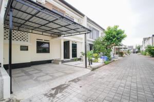 een lege straat naast een gebouw met luifel bij Villa Aruna Kolam Renang Private in Godean