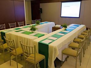 een conferentieruimte met een lange tafel en stoelen bij Mansion Garden Hotel in Olongapo +249 foto's