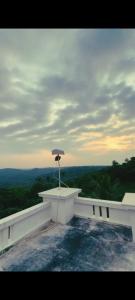 ChakkarakkalA CLASS King bedroom with balcony view, extra bed, and a spacious bathroom with changing area的大楼顶部带遮阳伞的阳台 更多12张照片