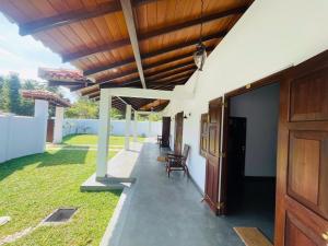 een veranda van een huis met een houten dak bij Legacy Weligama in Weligama