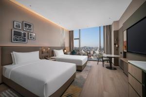 Postel nebo postele na pokoji v ubytování Holiday Inn Qingdao CBD by IHG