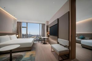 TV a/nebo společenská místnost v ubytování Holiday Inn Qingdao CBD by IHG