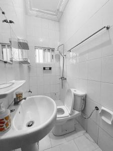 Koupelna v ubytování Very spacious furnished apartment