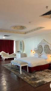 een slaapkamer met een groot bed en een tafel bij Pacific Palace Hotel in Nagoya