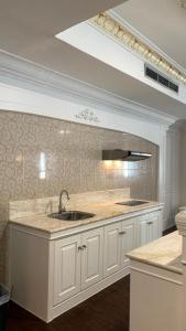 een keuken met witte kasten en een spoelbak bij Pacific Palace Hotel in Nagoya