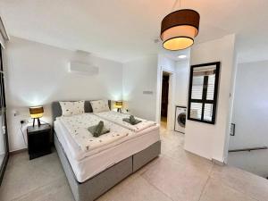 een grote witte slaapkamer met een groot bed erin bij Retreat, block B1, unit15 in Küçükerenköy