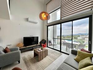 een woonkamer met een bank en een tv bij Retreat, block B1, unit15 in Küçükerenköy