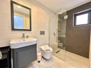 een badkamer met een wastafel, een toilet en een douche bij Retreat, block B1, unit15 in Küçükerenköy