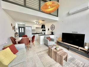 een woonkamer met een bank en een tv bij Retreat, block B1, unit15 in Küçükerenköy