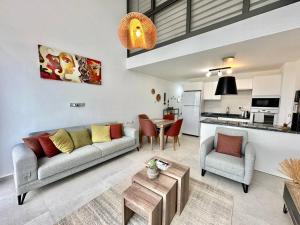 een woonkamer met een bank, stoelen en een tafel bij Retreat, block B1, unit15 in Küçükerenköy +25 foto's