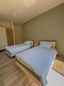 Haven46 : سريرين في غرفة ذات أرضيات خشبية