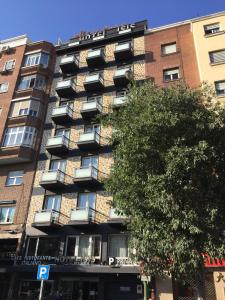 un edificio alto con balcones a un lado. en Hotel Madrid Río, en Madrid