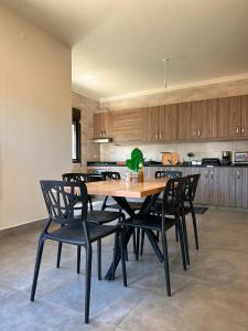 Haven46 : مطبخ مع طاولة وكراسي خشبية